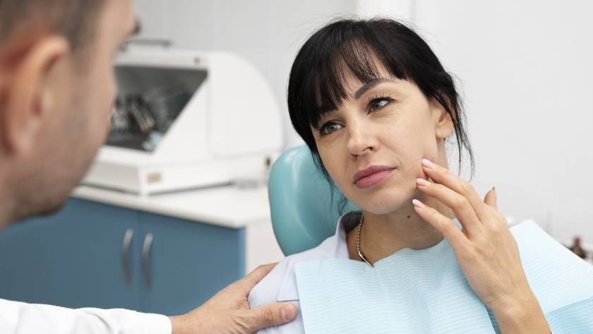 Patient discussing jaw pain with a TMJ specialist, highlighting evaluation for jaw clicking, locking, or discomfort