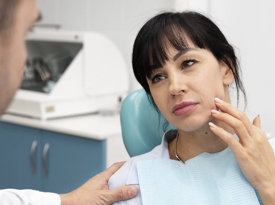 Patient discussing jaw pain with a TMJ specialist, highlighting evaluation for jaw clicking, locking, or discomfort
