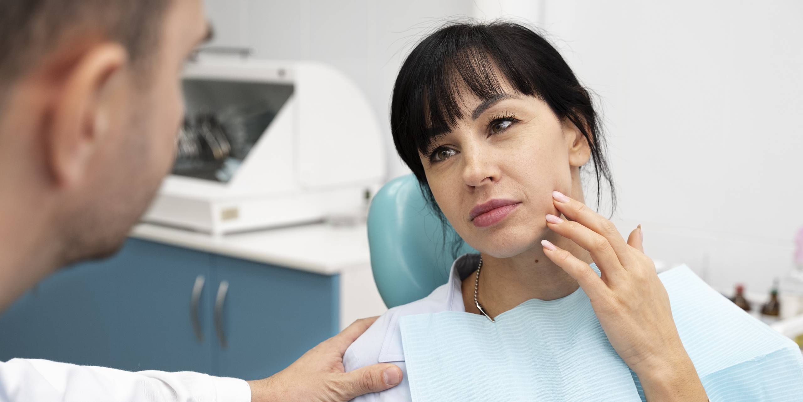 Patient discussing jaw pain with a TMJ specialist, highlighting evaluation for jaw clicking, locking, or discomfort